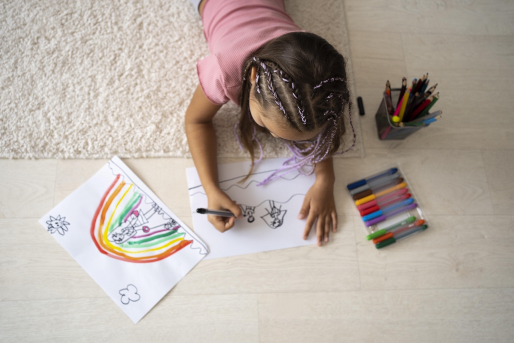 Bambina colora un disegno